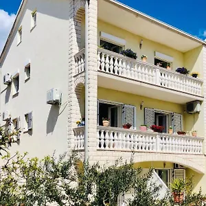 https://apartments-domora.hotels-in-trogir.com