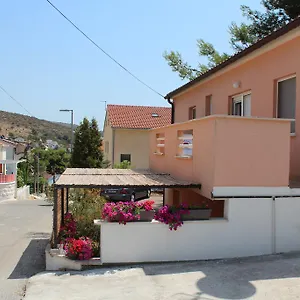 Luvi Apartament